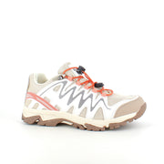 Fleksible beige sneakers med elastiksnørebånd.