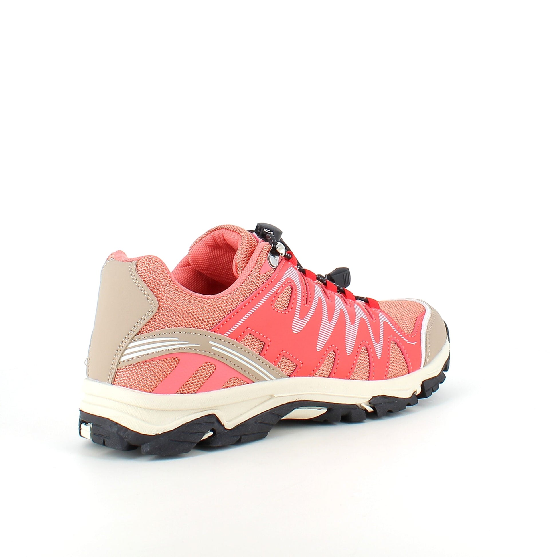 Fleksible laksefarvede sneakers med elastiksnørebånd.