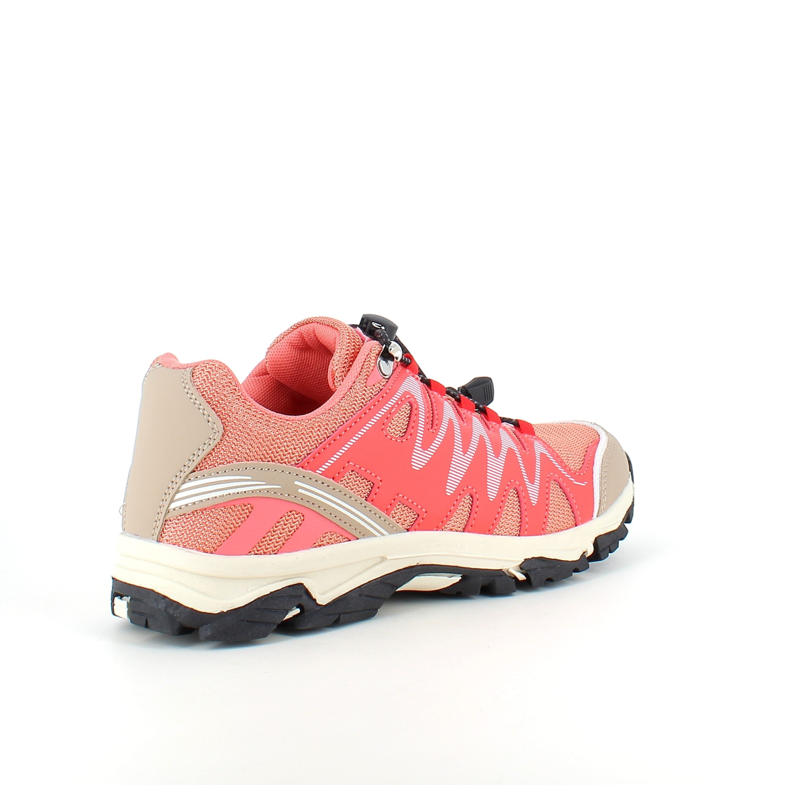 Fleksible laksefarvede sneakers med elastiksnørebånd.