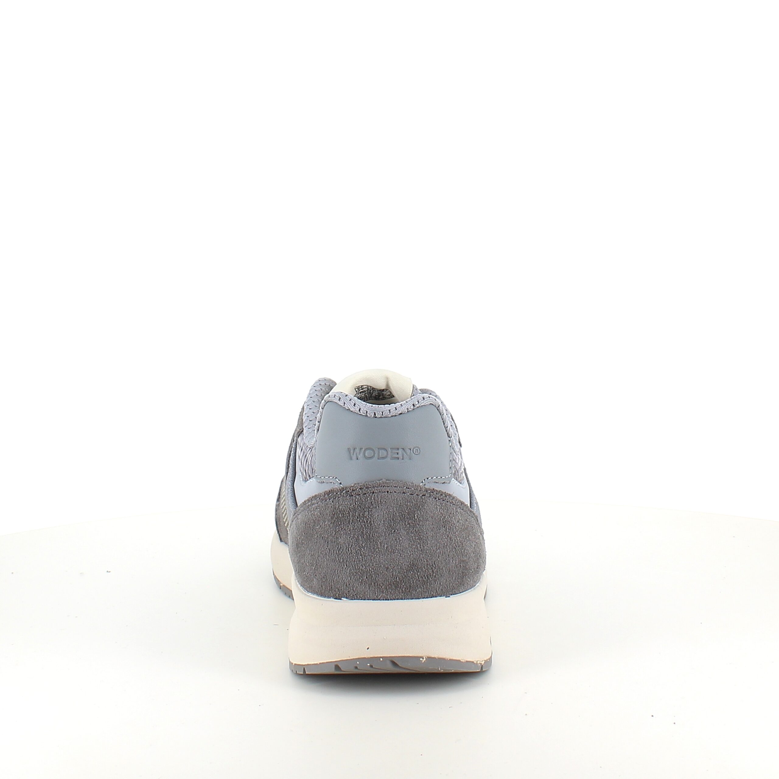 Grå letvægtssko i åndbart materiale fra Woden.