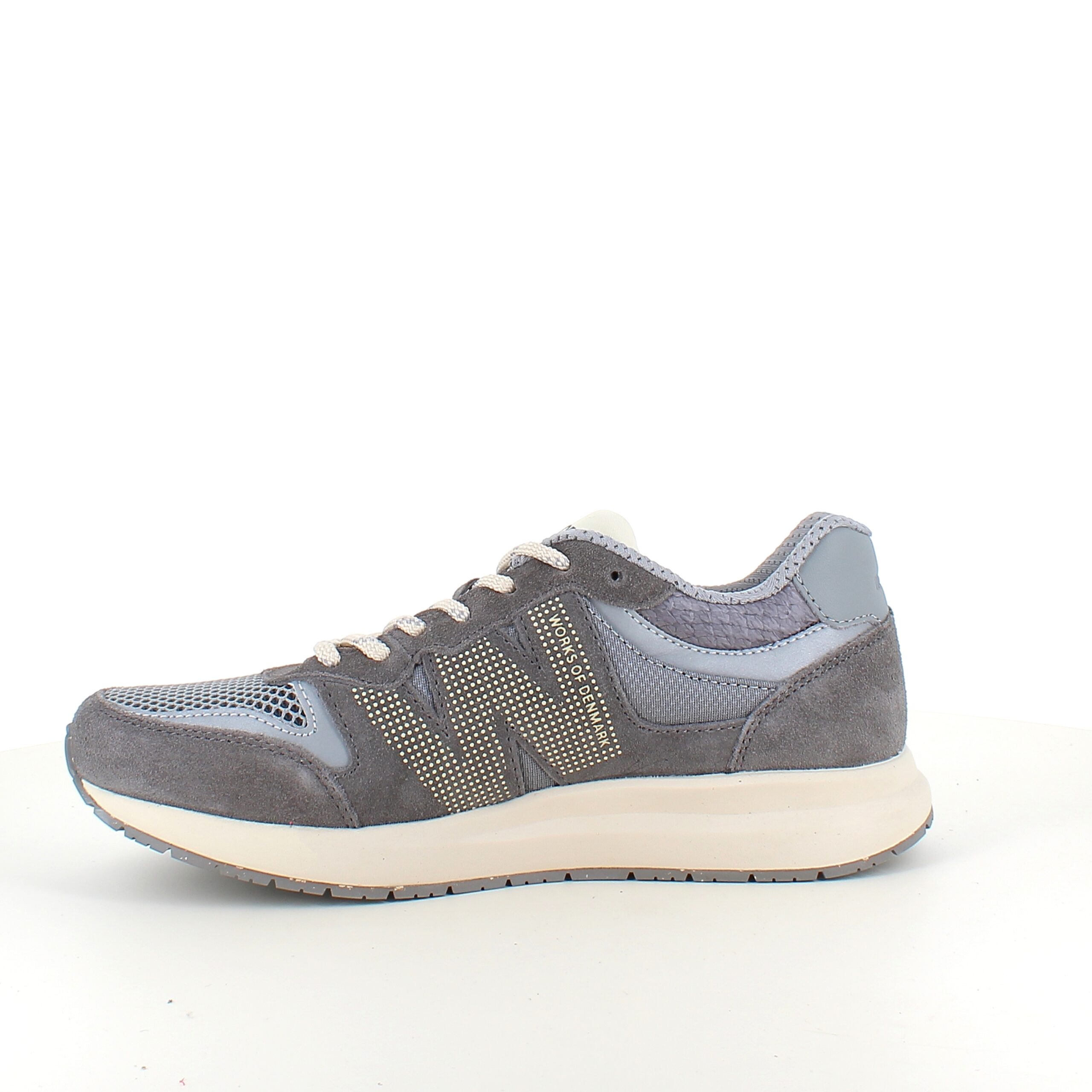 Grå letvægtssko i åndbart materiale fra Woden.