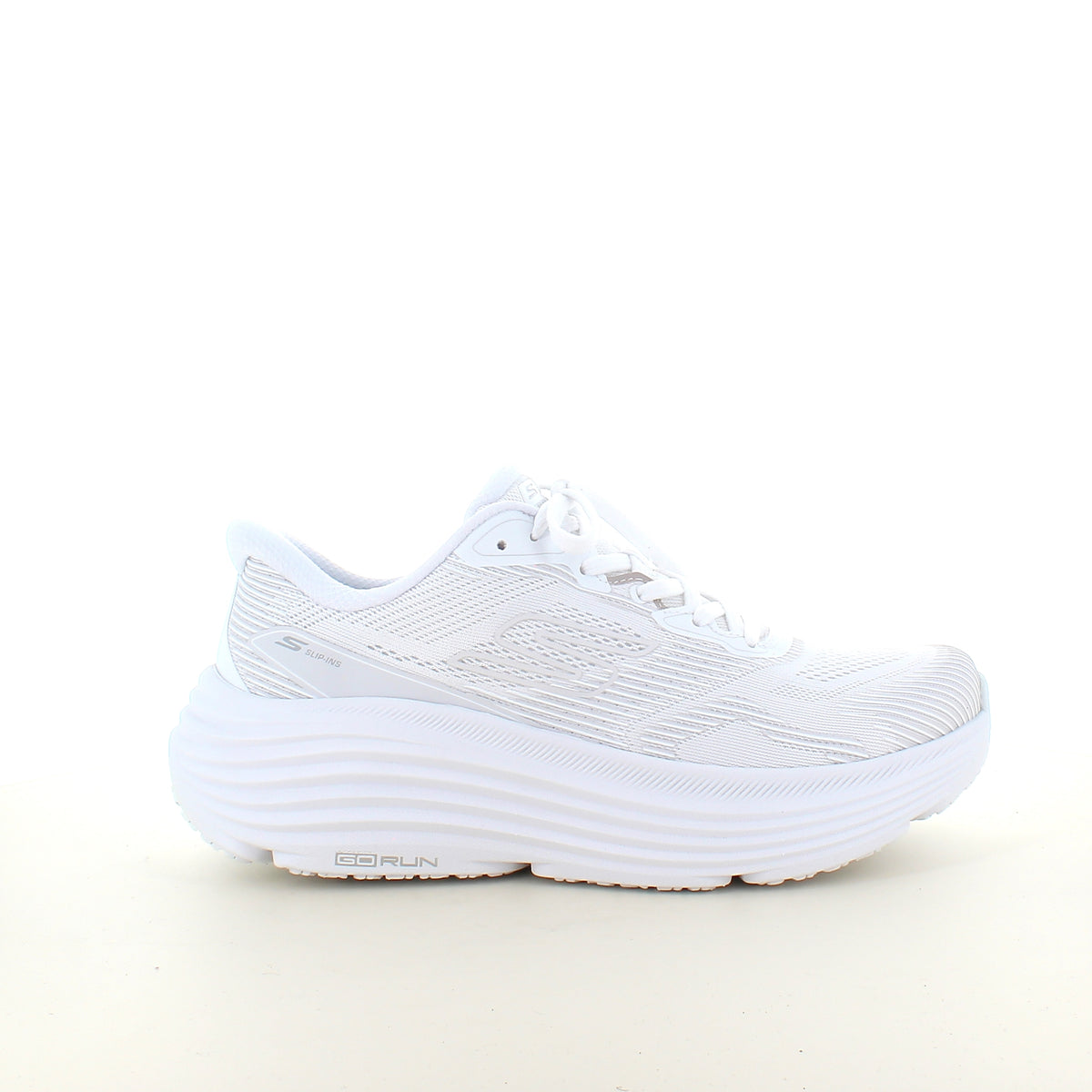 Hvid Skechers Max Cushioning slip on sneaker med stødabsorbering