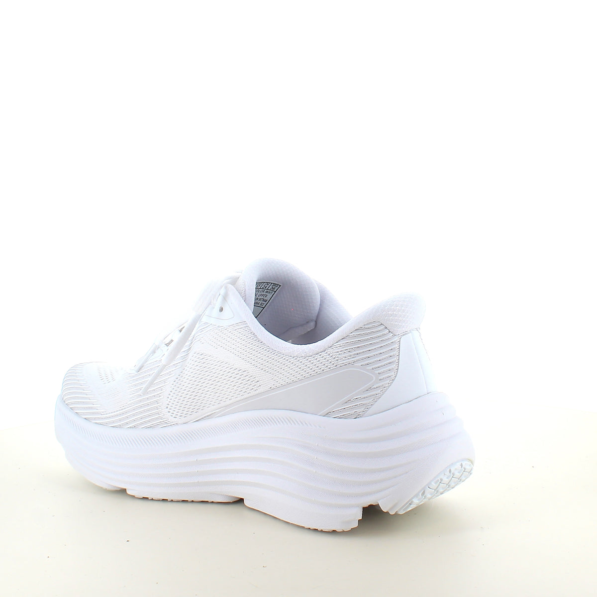 Skechers Max Cushioning Hvid slip on sneaker med maksimal stødabsorbering