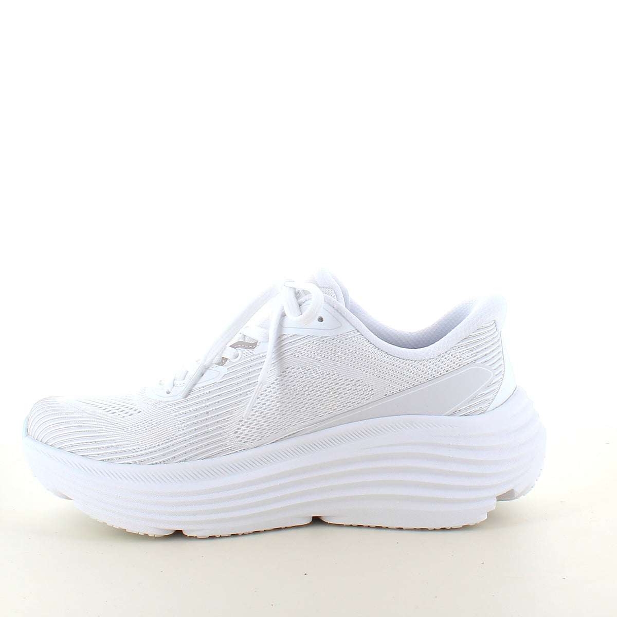 Skechers Max Cushioning Hvid slip on sneaker med maksimal stødabsorbering