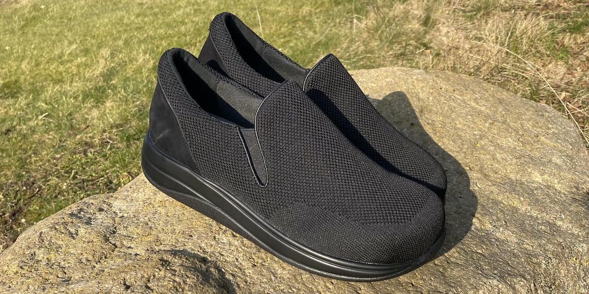 Sort hyttesko i knit med fodformet sål