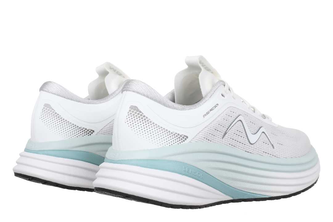 Hvide MBT M-3000 II damesneakers med lyseblå detaljer og tyk, rullende sål set skråt bagfra.