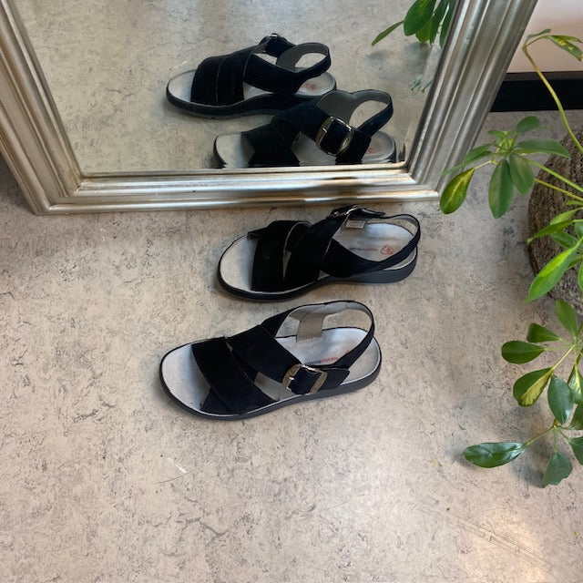 Elegant sort sandal i skind med svangstøtte