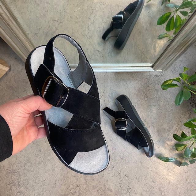 Elegant sort sandal i skind med svangstøtte