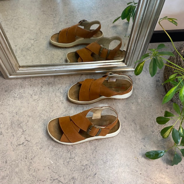 Elegant brun sandal i skind med svangstøtte