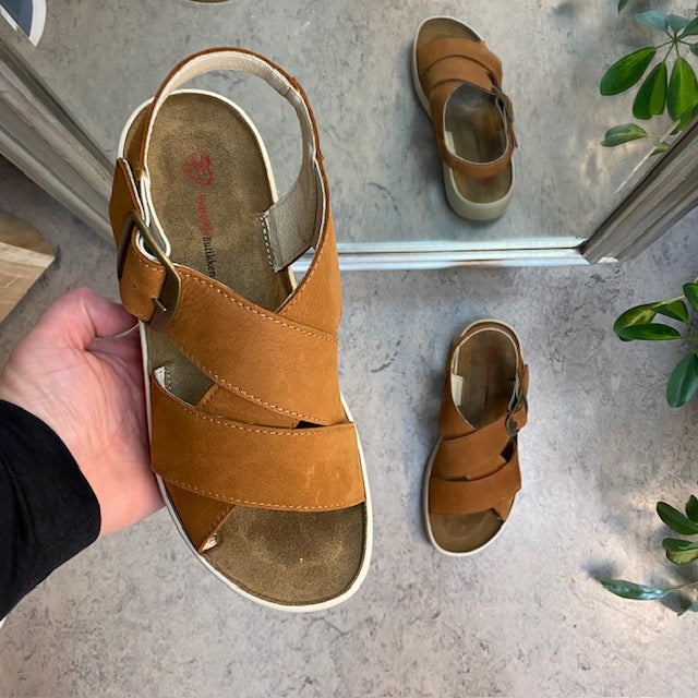 Elegant brun sandal i skind med svangstøtte