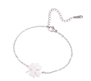 Elegant firkløver armbånd i sølvfarvet rustfrit stål – stilrent heldsmykke til enhver lejlighed