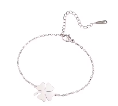 Elegant firkløver armbånd i sølvfarvet rustfrit stål – stilrent heldsmykke til enhver lejlighed