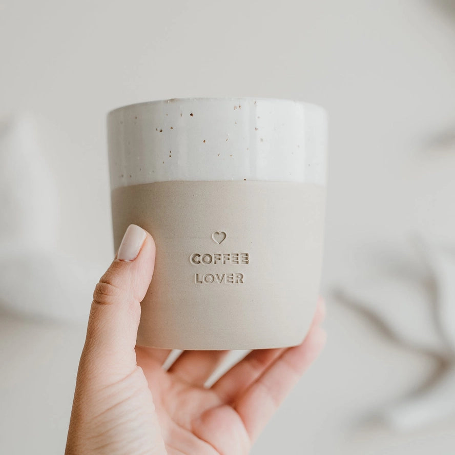 Håndlavet keramik krus uden hank – med indgraveret tekst Coffee Lover