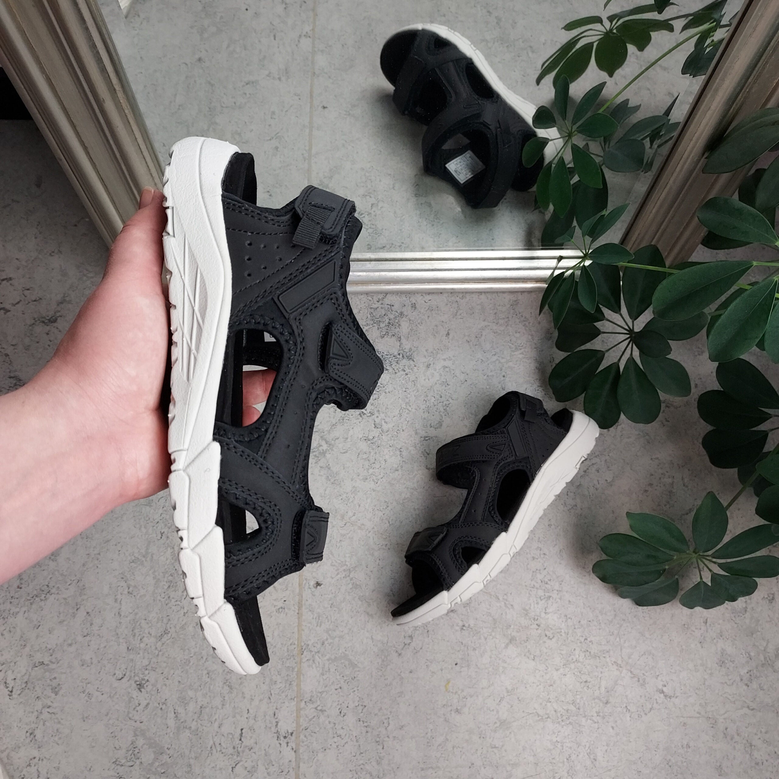 Sort sandal fra Cruz med velcro lukning på alle 3 remme.