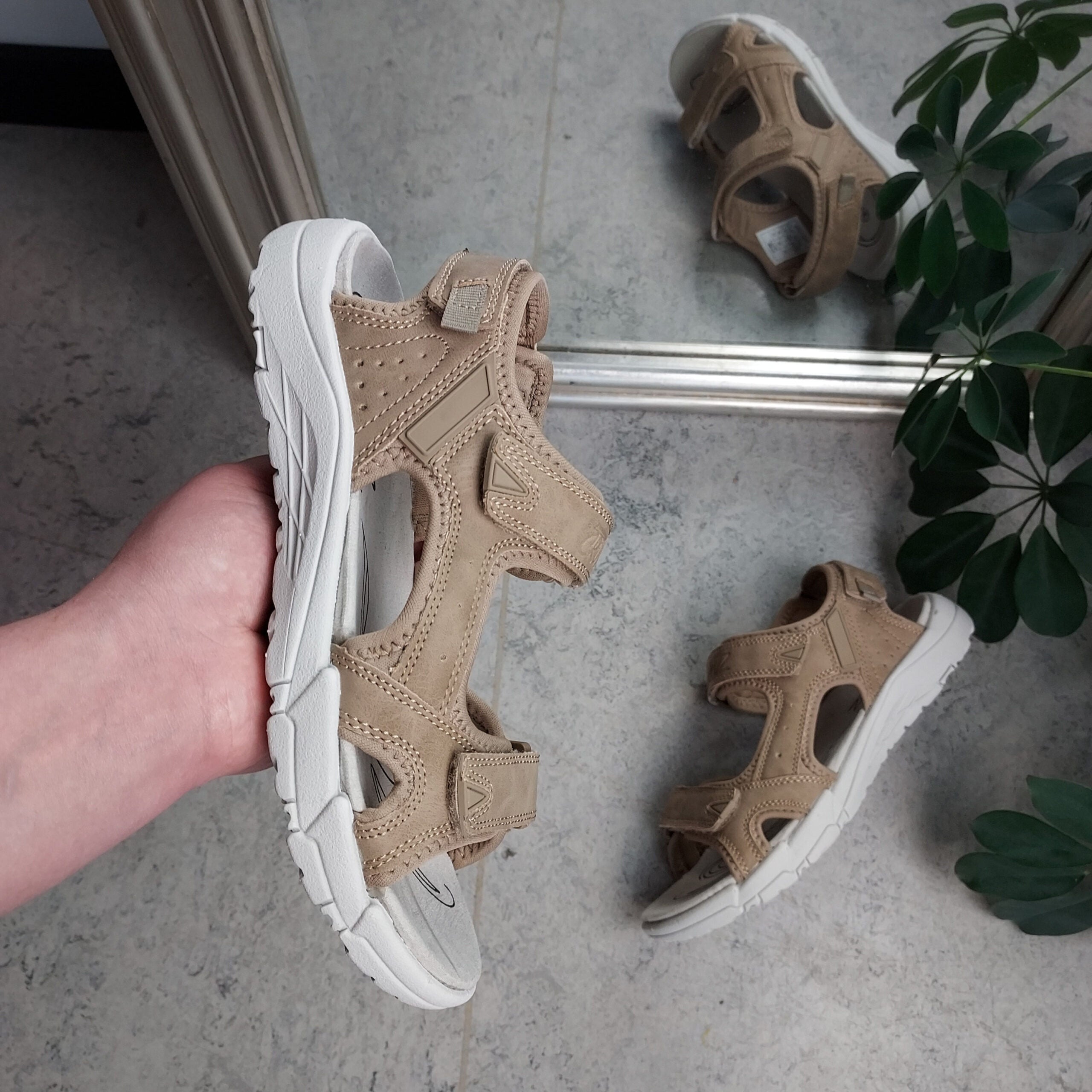 Sandfarvet sandal med regulerbare remme