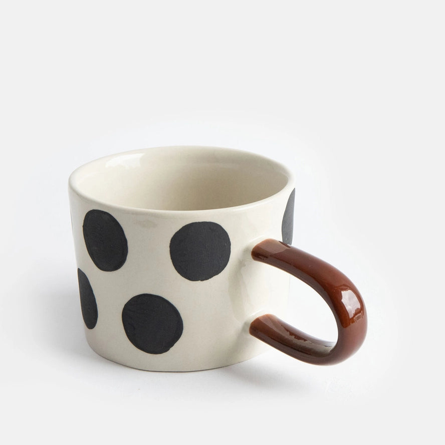 Krus med store sorte prikker og brun hank – moderne stentøjskop til kaffe & te