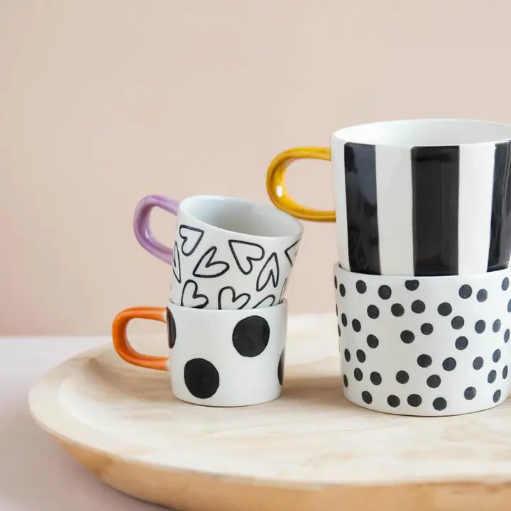 Krus med håndtegnede hjerter og lyserød hank – romantisk og moderne design