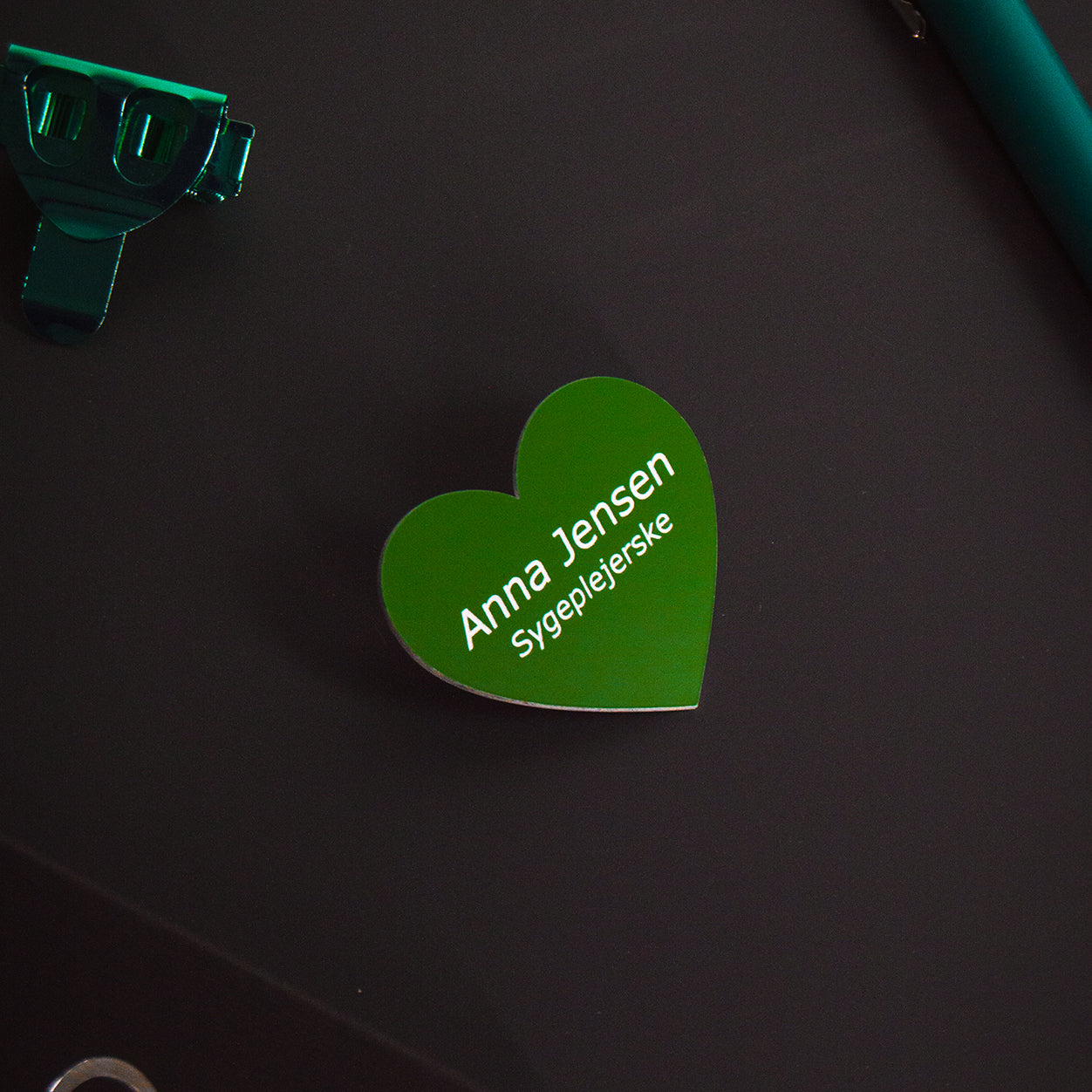 Hjerte navneskilt med magnet på bagsiden