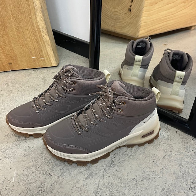 Vandtæt vandrestøvle fra Skechers med ekstra støtte og komfort i brun