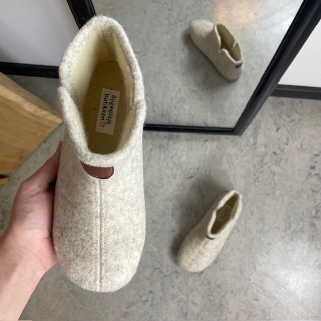 Beige filt hjemmesko med varmt for, bred pasform og udtagelig indersål