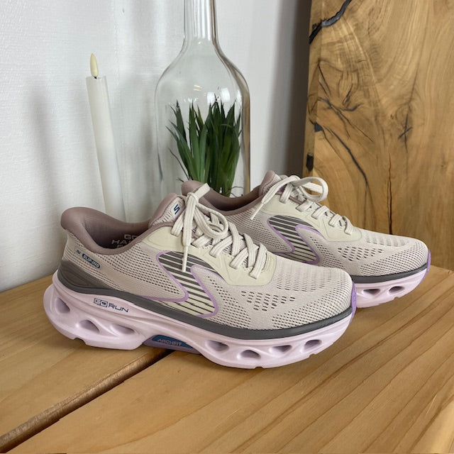 Skechers dame sneakers i beige – Slip-ins med Arch Fit og ekstra stødabsorbering