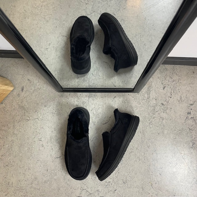 Skechers slip-on hjemmesko i sort – varm og rummelig pasform
