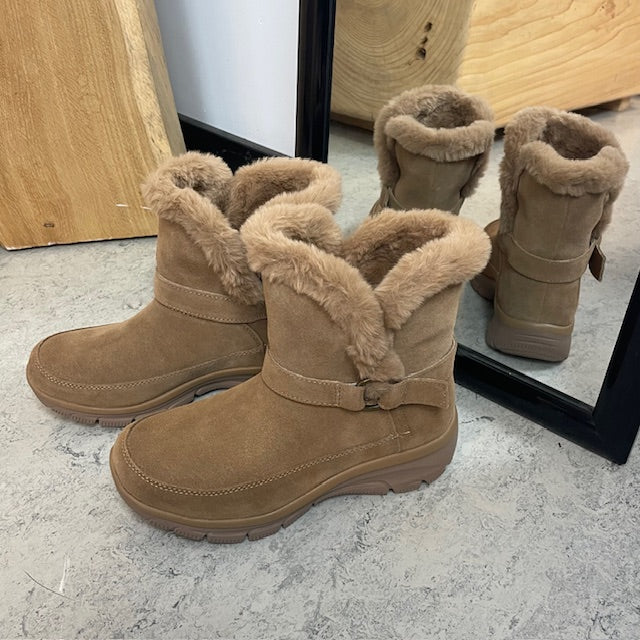 Skechers vinterstøvle – varm Slip-ins støvle i brun ruskind med bred pasform