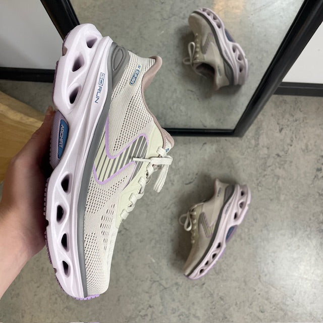 Skechers dame sneakers i beige – Slip-ins med Arch Fit og ekstra stødabsorbering