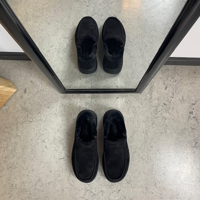 Skechers slip-on hjemmesko i sort – varm og rummelig pasform