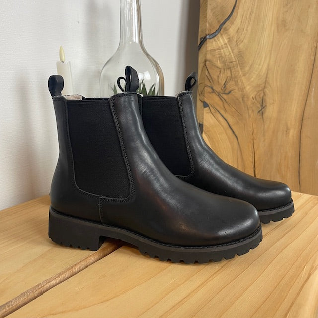 Varm vinterstøvle i sort læder med bred pasform og svangstøtte fra Green Comfort
