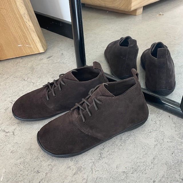Brun barfodsstøvle i olieret ruskind med bred H-læst fra Green Comfort
