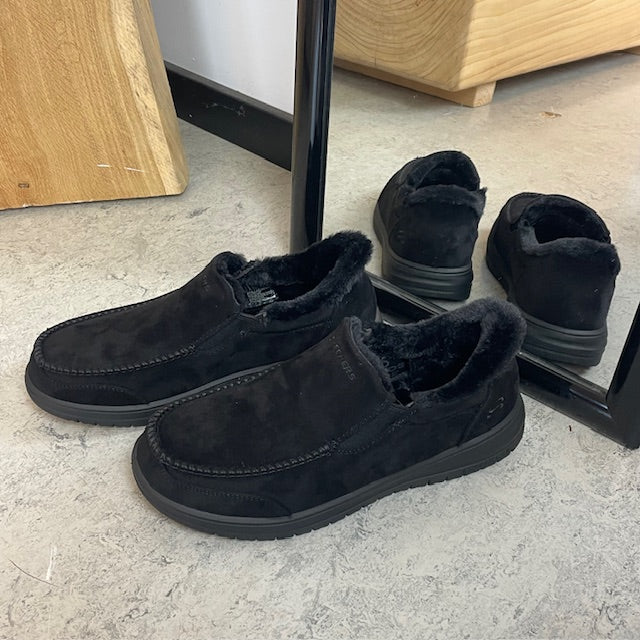 Skechers slip-on hjemmesko i sort – varm og rummelig pasform