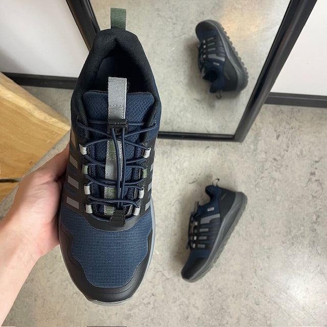 Vandtæt herre outdoorsko i navy med svangstøtte og bred pasform fra Green Comfort
