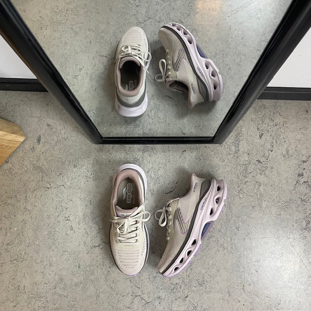 Skechers dame sneakers i beige – Slip-ins med Arch Fit og ekstra stødabsorbering