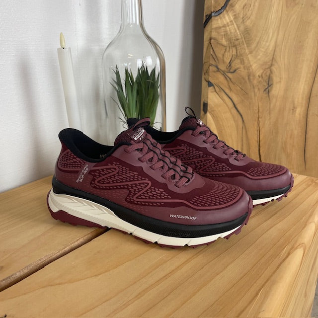Bordeaux Skechers vandtæt sko med Slip-in, Memory Foam og god stødabsorbering