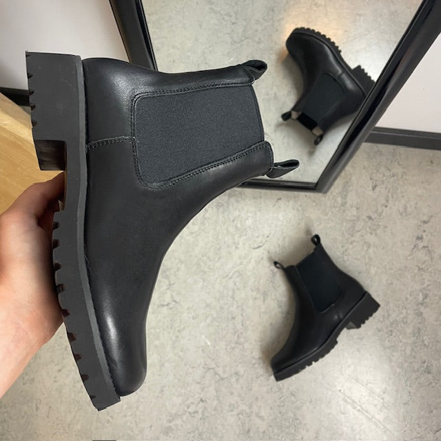 Varm vinterstøvle i sort læder med bred pasform og svangstøtte fra Green Comfort