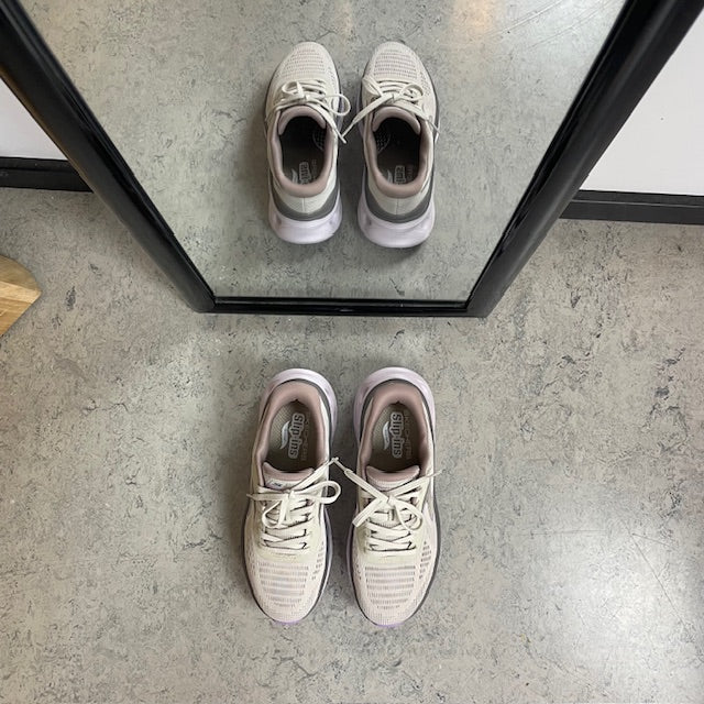 Skechers dame sneakers i beige – Slip-ins med Arch Fit og ekstra stødabsorbering