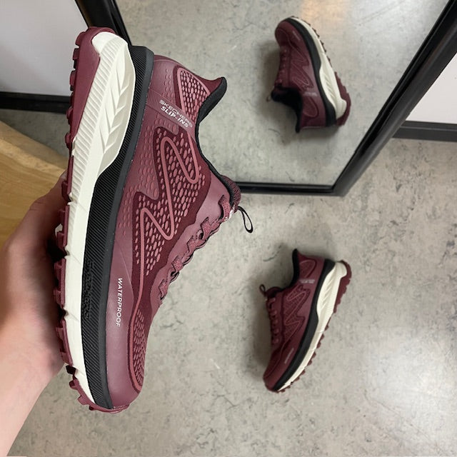 Bordeaux Skechers vandtæt sko med Slip-in, Memory Foam og god stødabsorbering