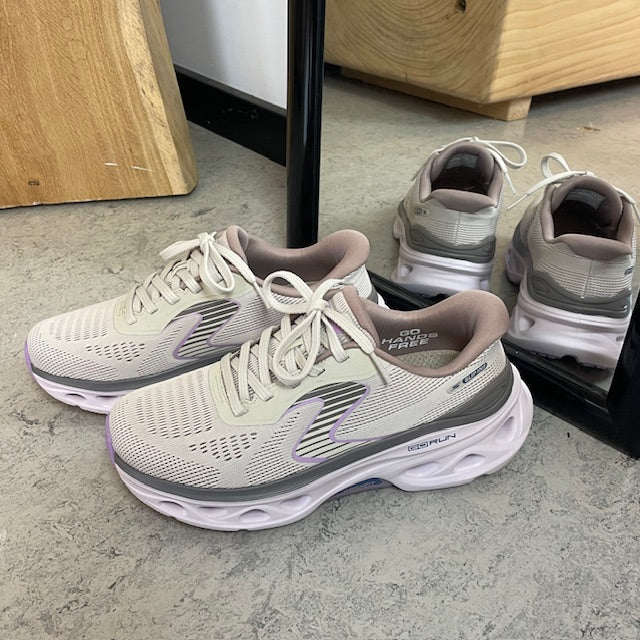 Skechers dame sneakers i beige – Slip-ins med Arch Fit og ekstra stødabsorbering