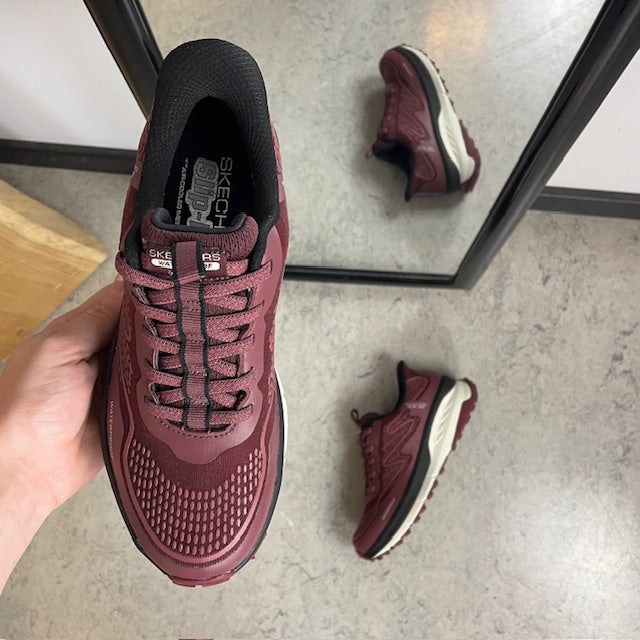 Bordeaux Skechers vandtæt sko med Slip-in, Memory Foam og god stødabsorbering
