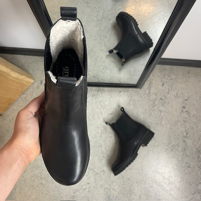 Varm vinterstøvle i sort læder med bred pasform og svangstøtte fra Green Comfort