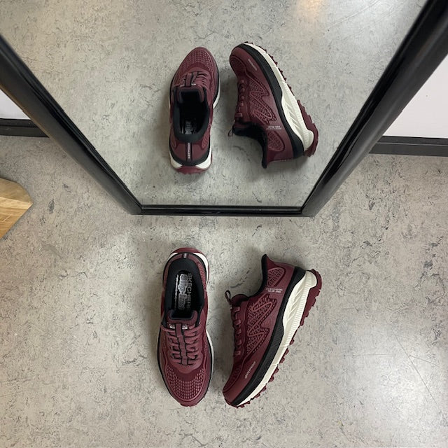 Bordeaux Skechers vandtæt sko med Slip-in, Memory Foam og god stødabsorbering