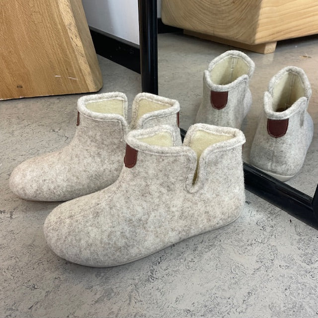 Beige filt hjemmesko med varmt for, bred pasform og udtagelig indersål
