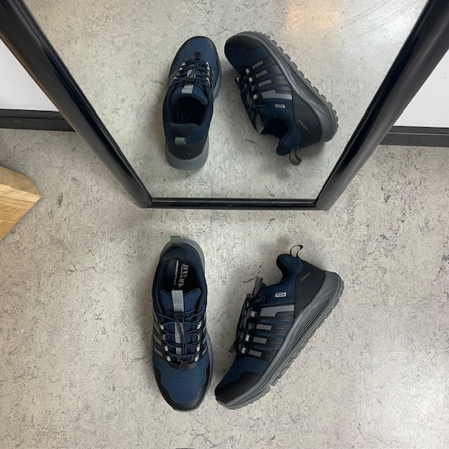 Vandtæt herre outdoorsko i navy med svangstøtte og bred pasform fra Green Comfort