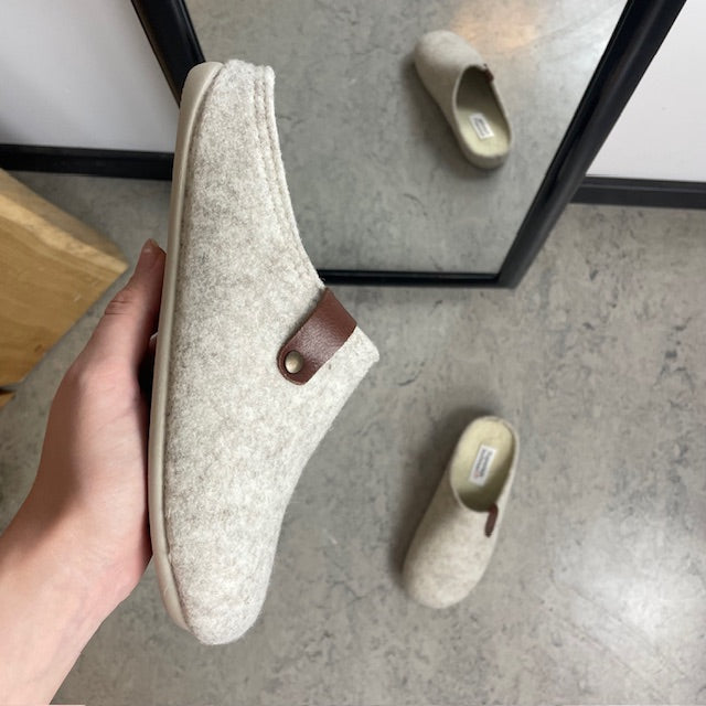 Varm og stødabsorberende hjemmesko i beige med bred pasform