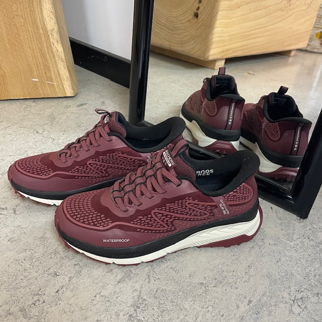 Bordeaux Skechers vandtæt sko med Slip-in, Memory Foam og god stødabsorbering