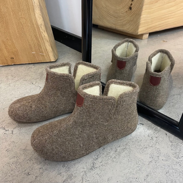 Brun filt hjemmesko med varmt for, bred pasform og udtagelig indersål