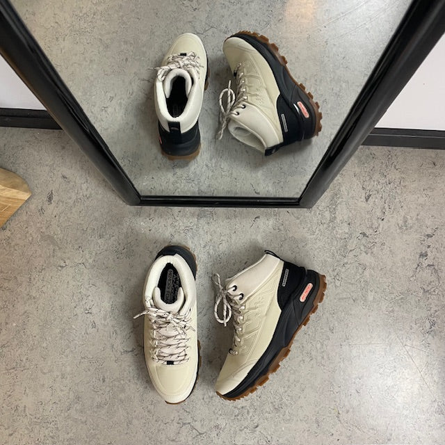 Vandtæt vandrestøvle fra Skechers med ekstra støtte og komfort i hvid