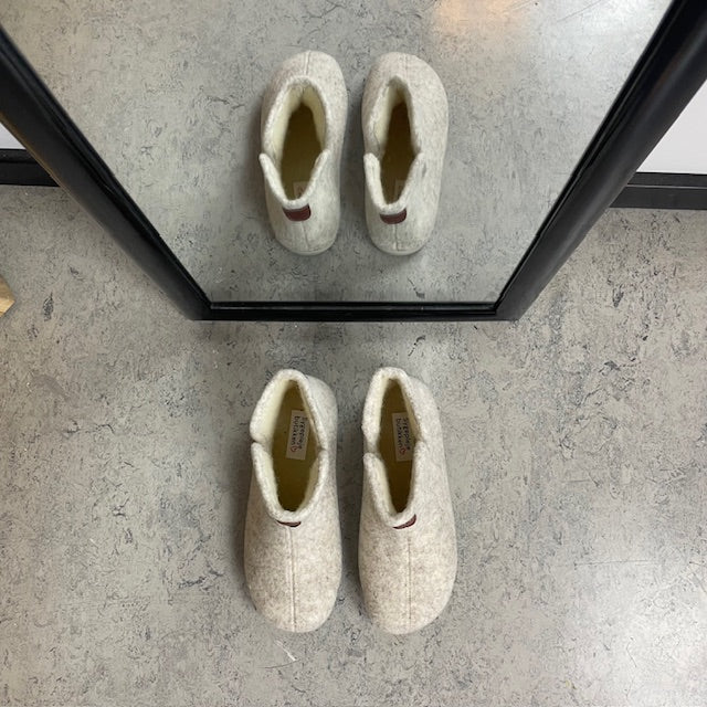 Beige filt hjemmesko med varmt for, bred pasform og udtagelig indersål