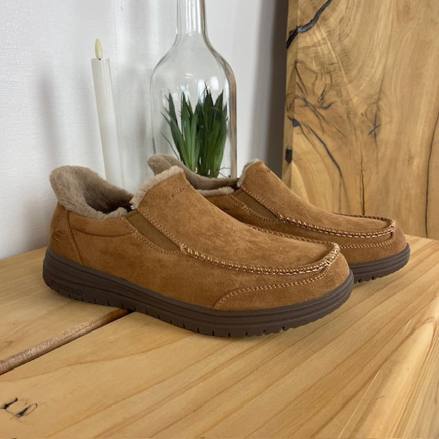 Skechers slip-on hjemmesko i brun – varm og rummelig pasform